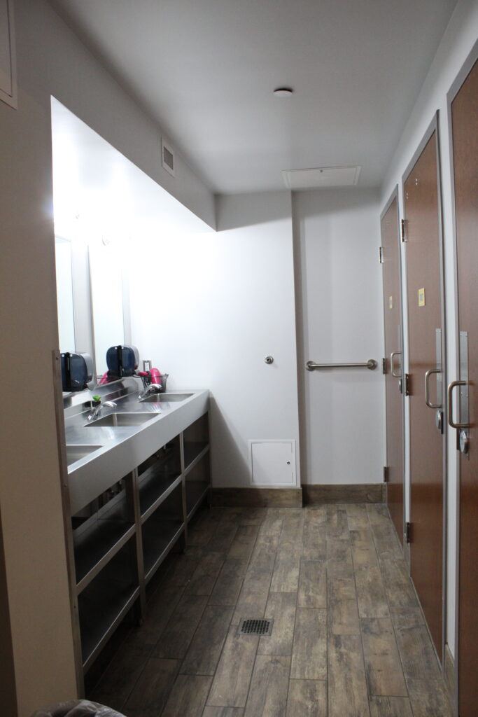 Hostelconferenceroombathsinks